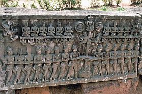 Tonle Bati: Ta Prohm Tempel - Relief 'Quirlen des Milchozeans'