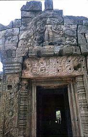 Tonle Bati: Ta Prohm Tempel - Reliefs ber der Tr