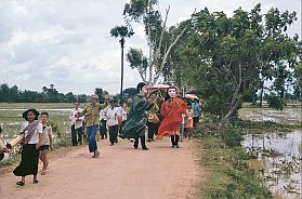 Tonle Bati: Prozession