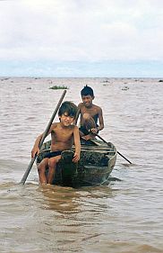 Tonle Sap See: Zwei Jungen im Boot