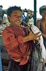 Tonle Sap See: Junge mit Wels