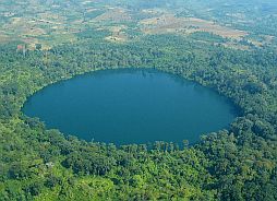 Umgebung von Bong Long: See Yak Loum, ein Kratersee