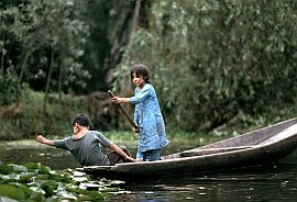 Auf den Kanlen: Kinder im Boot