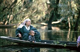 Auf den Kanlen: Frau mit Kind im Boot
