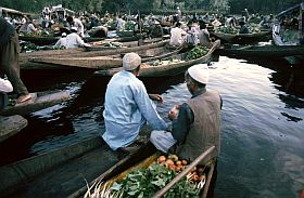 Hndler auf dem schwimmenden Markt