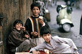 Srinagar: Drei Jungen auf dem Basar