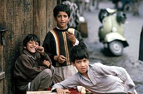 Srinagar: Drei Jungen auf dem Basar