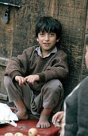 Srinagar: Junge auf dem Basar