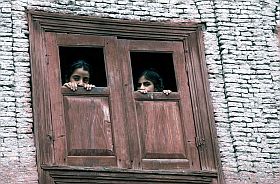 Srinagar: Zwei scheue Mdchen am Fenster