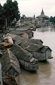 Srinagar: Hausboote am Fluss