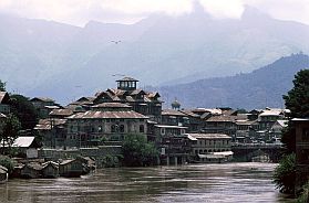 Srinagar: Blick auf die Stadt vom Fluss aus