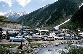 In Sonamarg warten Fahrzeuge auf die ffnung des Zoji La