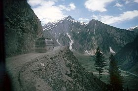 In Serpentinen windet sich die Strae auf den Pass