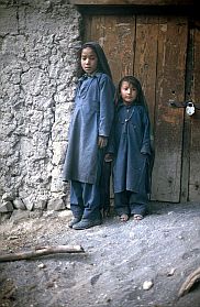 Kargil: Zwei Mdchen vor ihrer Haustr