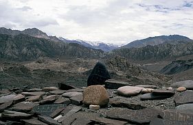 Bei Alchi: Mani-Steine auf einer Mani-Mauer