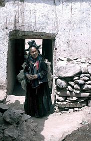 Alchi: Frau in traditioneller Tracht vor einem Tortschrten