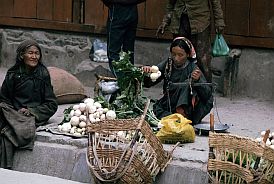 Leh: Martfrauen in traditioneller Kleidung