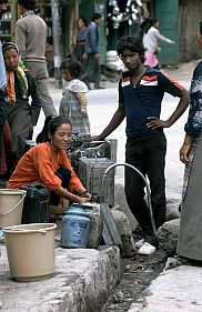 Leh: Leute holen Trinkwasser an der Wasserstelle