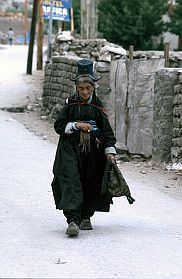 Leh: Alte Frau in traditioneller Kleidung