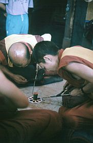 Leh - Kloster Sankar: Mnche beim Erstellen eines Sand-Mandala