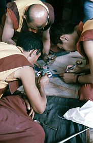 Leh - Kloster Sankar: Mnche beim Erstellen eines Sand-Mandala