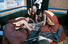 Leh - Kloster Sankar: Mnche beim Erstellen eines Sand-Mandala