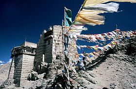 Leh: Auf dem Hgel Namgyal Tsemo wehen die Gebetsfahnen