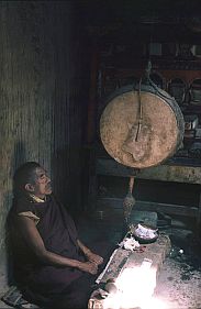 Hemis: Mönch mit Trommel
