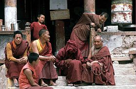 Hemis: Mönche und Novizen auf der Treppe