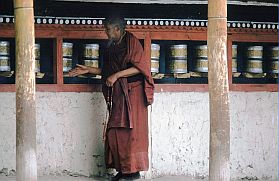 Hemis: Mönch an Gebetsmühlen