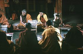 Hemis: Mönche in der Versammlungshalle