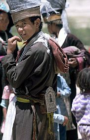 Trakthok: Junge in Festkleidung mit Amulett-Kstchen