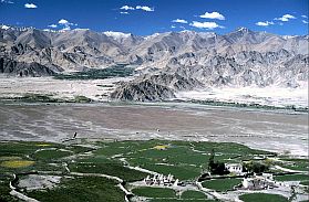Stok: Blick ins Industal und auf Leh
