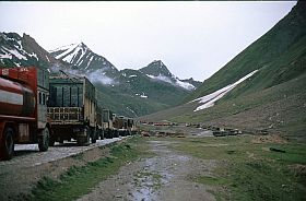 Lastwagen warten, dass der Pass wieder befahrbar wird