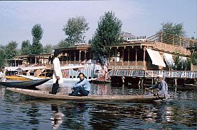 Dal-See: Shikara, das 'Wassertaxi', im Hintergrund Hotel-Hausboote
