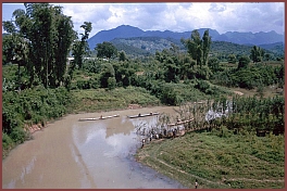 Brcke beim Weber-Dorf Ban Phanom