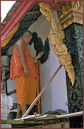 Weber-Dorf Ban Phanom - Mnch beim Restaurieren des Tempels