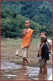 Nam Ou: Dorf Hat Bang - Kinder
