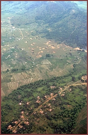 Auf dem Flug nach Phonsavan: Bombenkrater