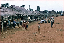 Ebene der Tonkrge - Hmong-Dorf Ban Tha Choke (Chock): Markt