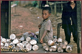 Ebene der Tonkrge - Hmong-Dorf Ban Tha Choke (Chock): Markt