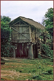 Ebene der Tonkrge - Hmong-Dorf Ban Tha Choke (Chock): Pfhle des hauses aus Streubombenhllen