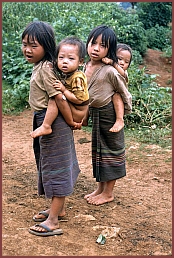 Ebene der Tonkrge - Hmong-Dorf Ban Tha Choke (Chock)