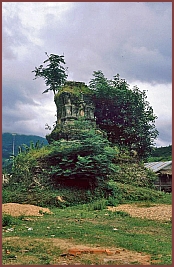 Ebene der Tonkrge - Muang Khwan (Muong Khoun): Stupa