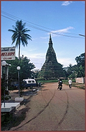 Vientiane: That Dam (Schwarze Stupa) aus dem 13./14. Jhdt.