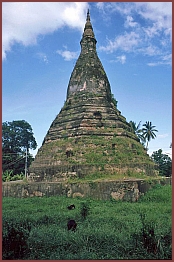 Vientiane: That Dam (Schwarze Stupa) aus dem 13./14. Jhdt.