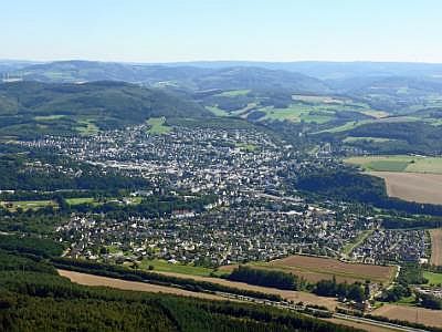 Blick auf Meschede Richtung SO, unten rechts der letzte Flügel des ehemaligen Klosters Galiläa P1360412_Meschede