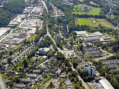 Gartenstadt, Warsteiner Straße (B 55) in der Mitte, links Eichenstraße, Lanfertsweg mit Landesstraßenbauamt, Lindenstraße, Jahnstraße, rechts Rosen- und Nelkenstraße, Berufskolleg, Dünnefeld Stadion, Kloster P1360418_Meschede_Gartenstadt