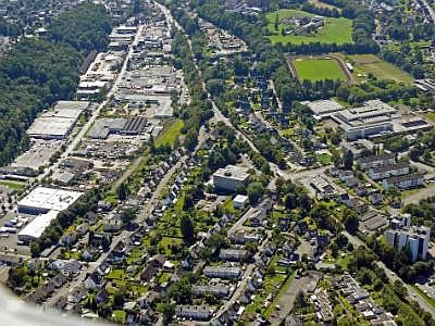 Gartenstadt, Warsteiner Straße (B 55) in der Mitte, links Eichenstraße, Lanfertsweg mit Landesstraßenbauamt, Lindenstraße, Jahnstraße, rechts Rosen- und Nelkenstraße, Berufskolleg, Dünnefeld Stadion, Kloster P1360420_Meschede_Gartenstadt