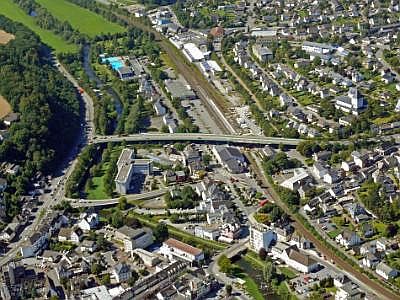 Hochbrücke (Antoniusbrücke), Agentur für Arbeit, Bahnhof, Coventry-Brücke, Rathaus, rechts Mitte Mariä Himmelfahrt P1360426_Meschede_Hochbruecke